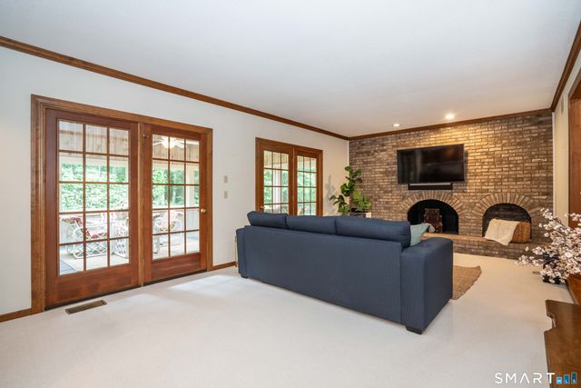 33 Saxon Woods, Avon, CT 06001