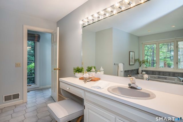 33 Saxon Woods, Avon, CT 06001