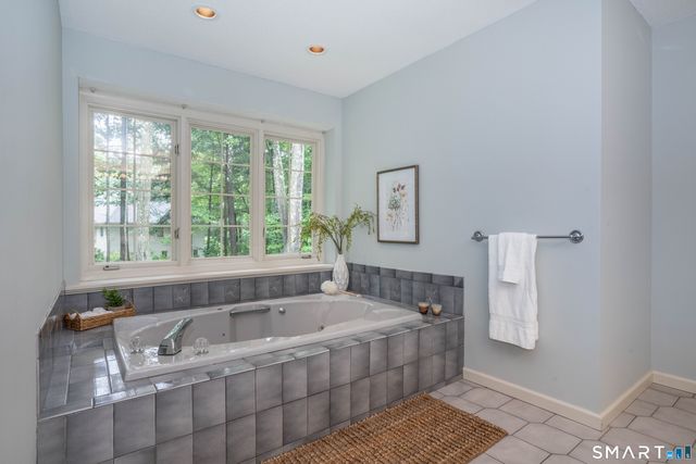 33 Saxon Woods, Avon, CT 06001
