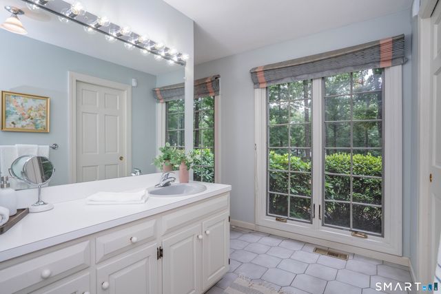 33 Saxon Woods, Avon, CT 06001