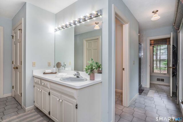 33 Saxon Woods, Avon, CT 06001