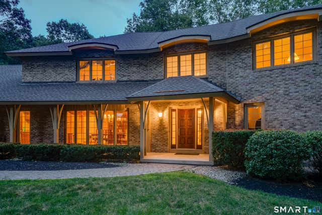 33 Saxon Woods, Avon, CT 06001
