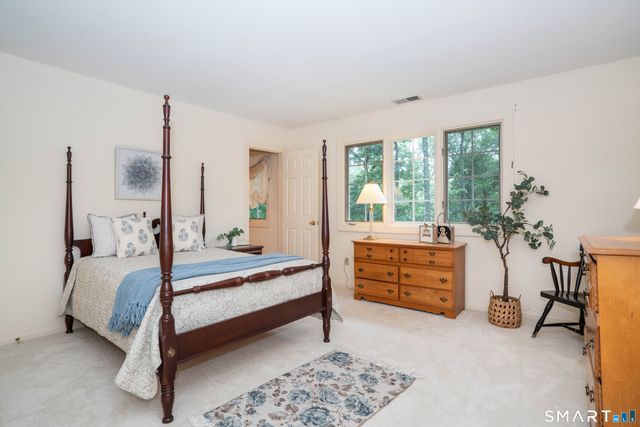 33 Saxon Woods, Avon, CT 06001