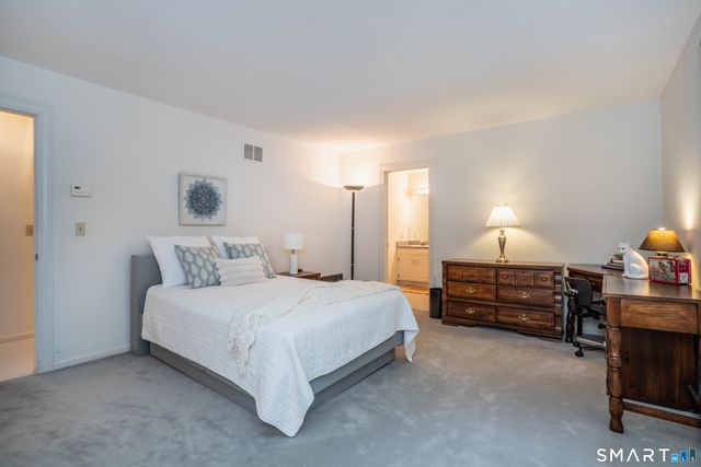 33 Saxon Woods, Avon, CT 06001