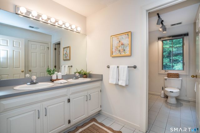 33 Saxon Woods, Avon, CT 06001
