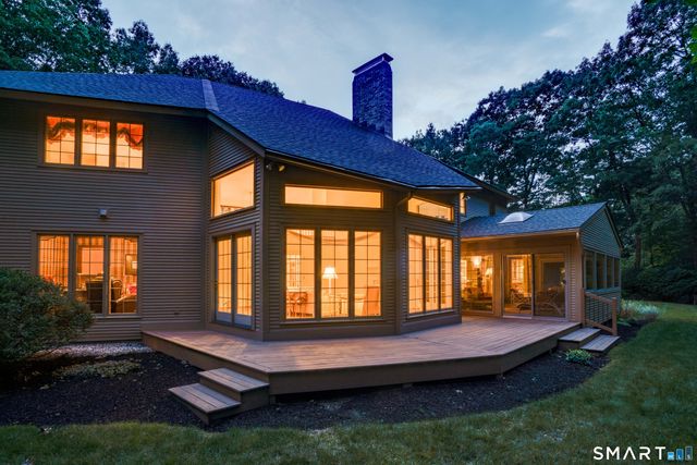 33 Saxon Woods, Avon, CT 06001