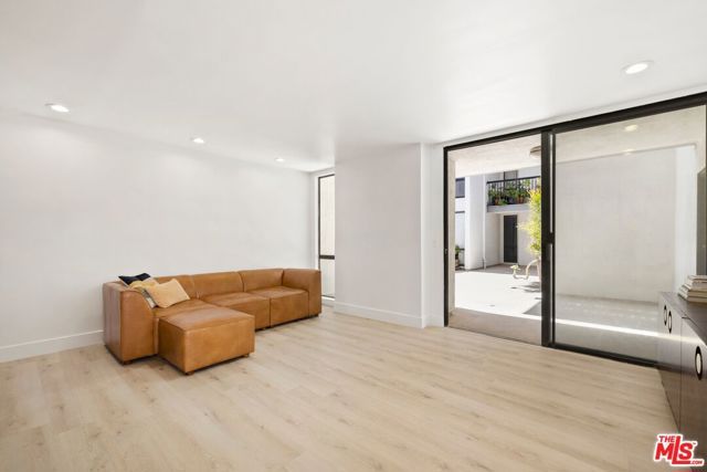 906 N Doheny Drive 304, West Hollywood, CA 90069