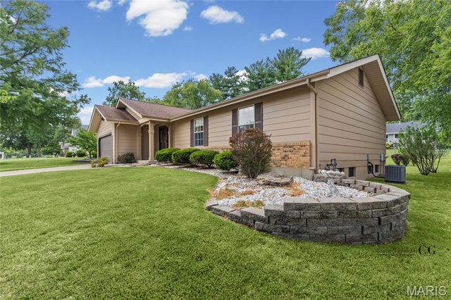 2807 Sundowner Drive, St Charles, MO 63303