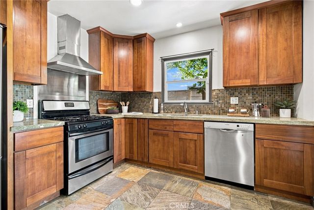 7357 Anatola Avenue, Lake Balboa, CA 91406