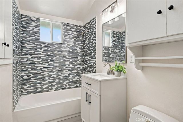 7357 Anatola Avenue, Lake Balboa, CA 91406