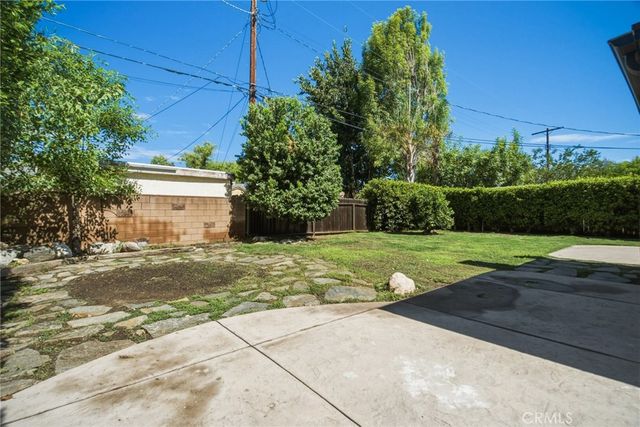 7357 Anatola Avenue, Lake Balboa, CA 91406