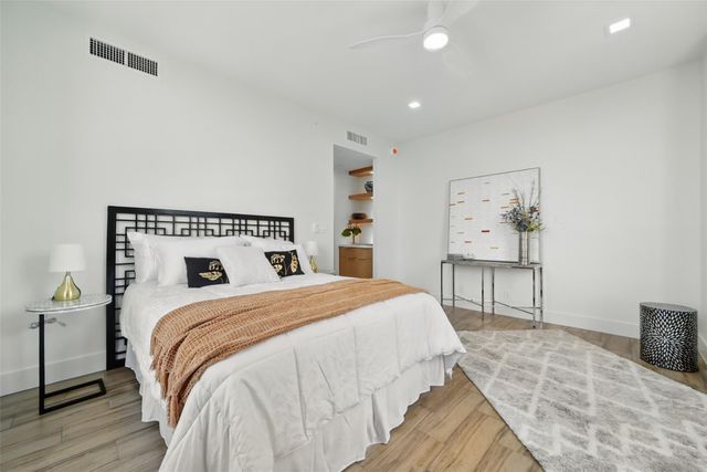 5110 San Felipe Street 77W, Houston, TX 77056