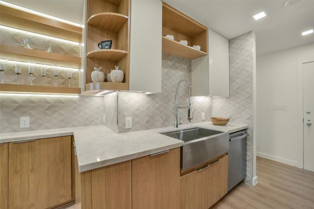 5110 San Felipe Street 77W, Houston, TX 77056