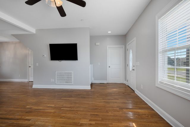 1248 Leaf Ln, Ashland City, TN 37015
