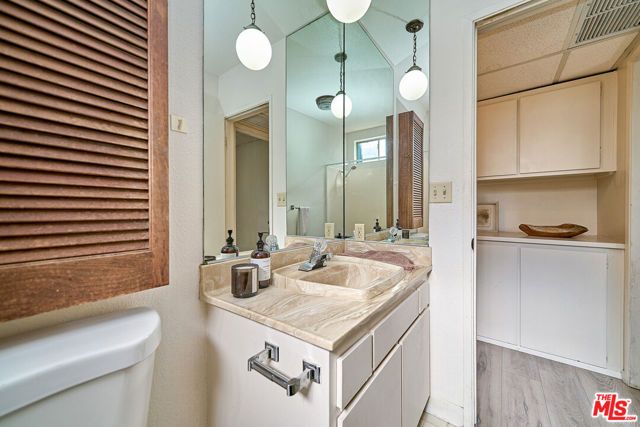 5437 Corteen Place 212, Los Angeles, CA 91607