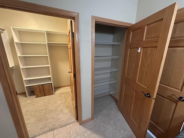 1711 OAK HOLLOW LANE, Neenah, WI 54956