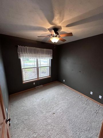 1711 OAK HOLLOW LANE, Neenah, WI 54956