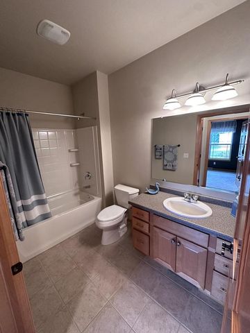 1711 OAK HOLLOW LANE, Neenah, WI 54956