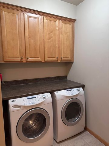 1711 OAK HOLLOW LANE, Neenah, WI 54956