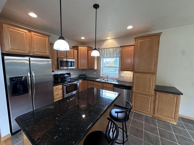 1711 OAK HOLLOW LANE, Neenah, WI 54956