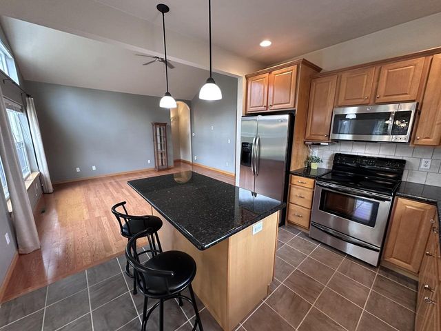 1711 OAK HOLLOW LANE, Neenah, WI 54956