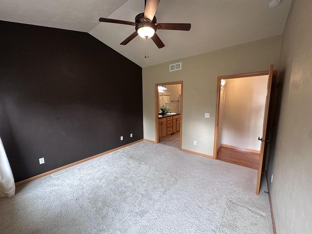 1711 OAK HOLLOW LANE, Neenah, WI 54956