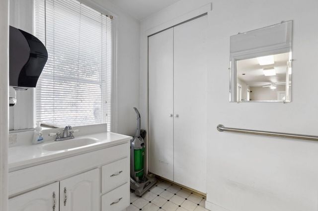 1823 11th St, Sacramento, CA 95811