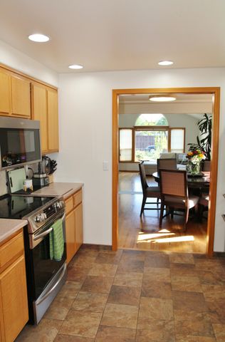 3011 Edgewood Drive, Medford, OR 97504