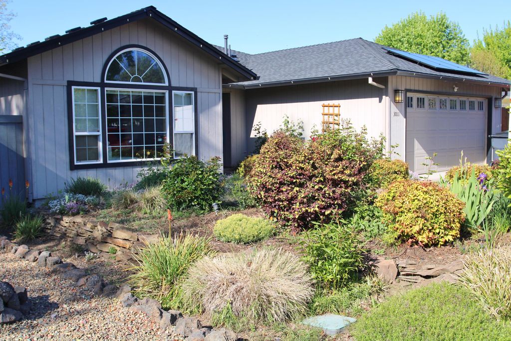 3011 Edgewood Drive, Medford, OR 97504
