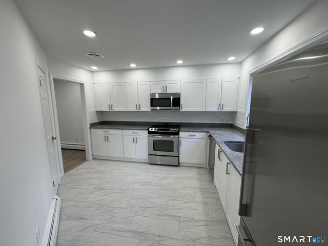 4 Earls Court C, Farmington, CT 06032