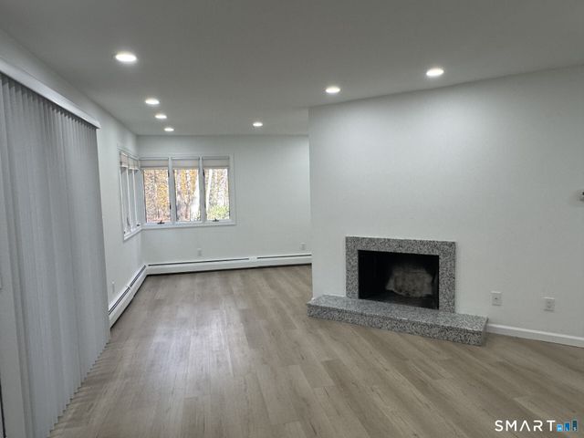 4 Earls Court C, Farmington, CT 06032