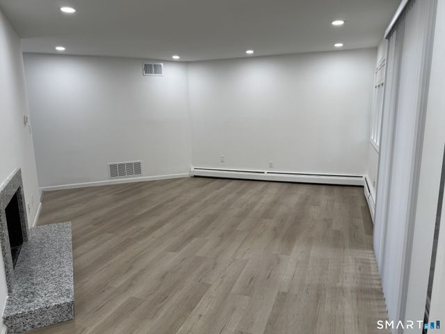 4 Earls Court C, Farmington, CT 06032