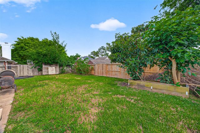 6810 Knoll Park Drive, Sugar Land, TX 77479