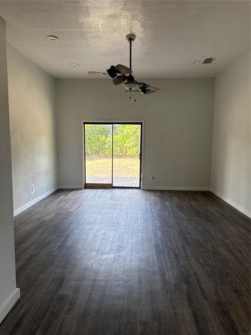 904 E Calhoun Street, Rice, TX 75155