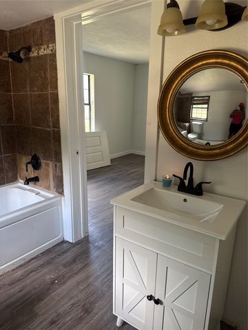904 E Calhoun Street, Rice, TX 75155