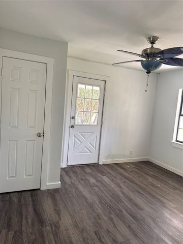 904 E Calhoun Street, Rice, TX 75155