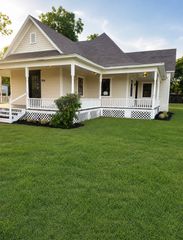 904 E Calhoun Street, Rice, TX 75155