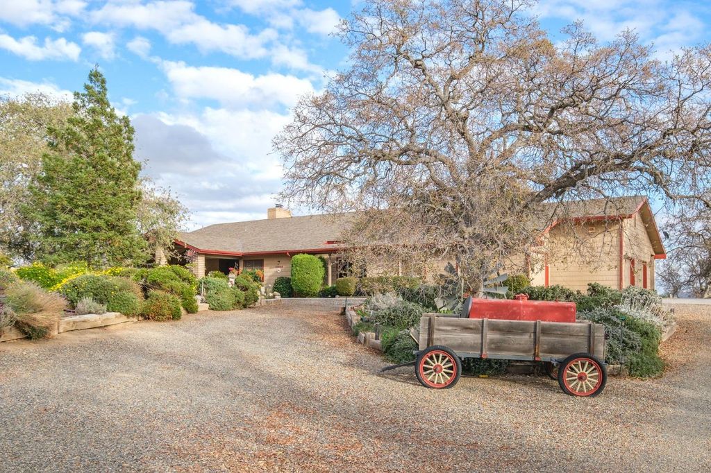 41849 John Muir Dr, Coarsegold, CA 93614