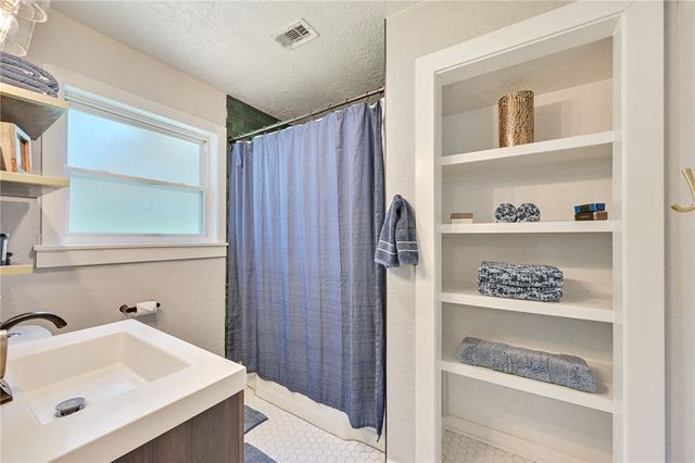 901 East North Avenue, Bryan, TX 77802