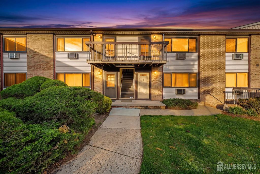 128 Cricket Lane, Woodbridge Proper, NJ 07095