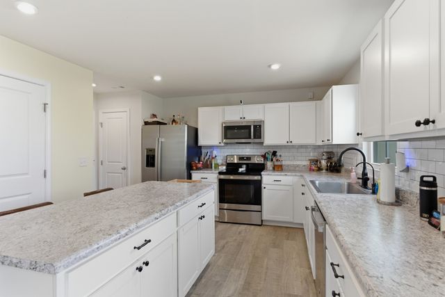 2360 Brokeshire Dr, White House, TN 37188