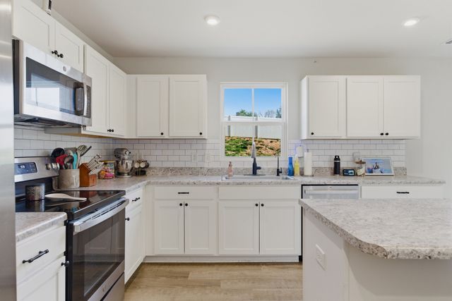 2360 Brokeshire Dr, White House, TN 37188
