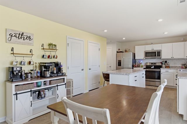 2360 Brokeshire Dr, White House, TN 37188
