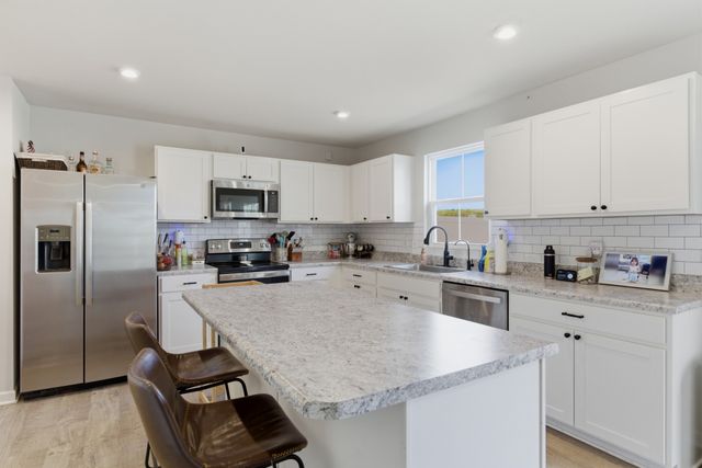 2360 Brokeshire Dr, White House, TN 37188