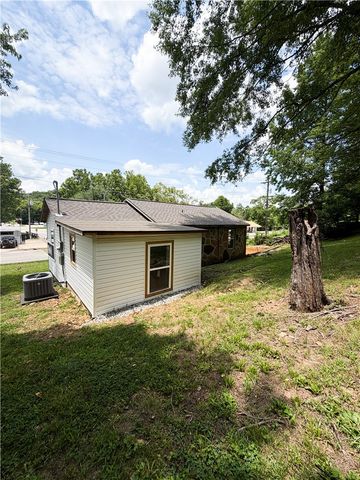 300 N Parrott Drive, Huntsville, AR 72740