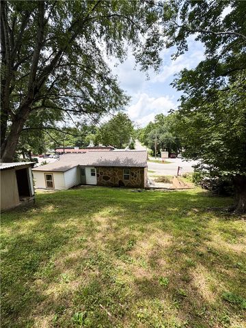 300 N Parrott Drive, Huntsville, AR 72740