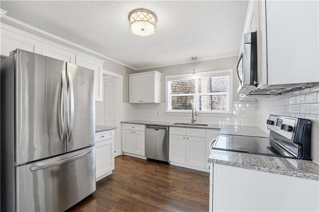 2512 W 77th Street, Prairie Village, KS 66208