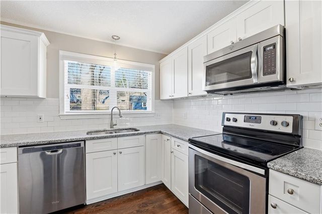 2512 W 77th Street, Prairie Village, KS 66208