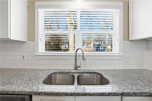 2512 W 77th Street, Prairie Village, KS 66208