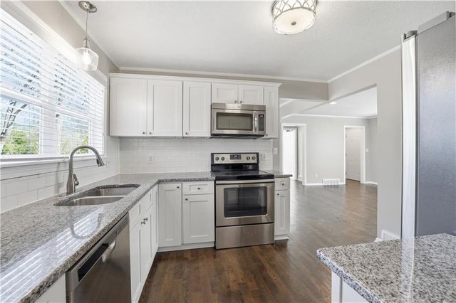 2512 W 77th Street, Prairie Village, KS 66208